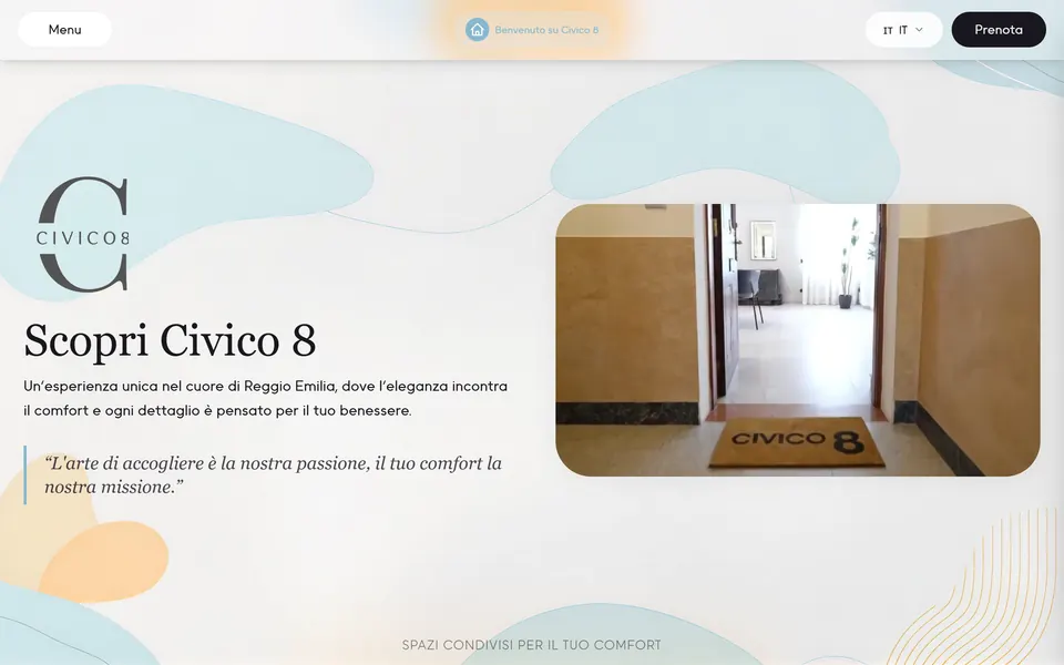 “Scopri Civico 8” con il logo, una frase sull'accoglienza e il video dell'ingresso, con lo zerbino Civico 8