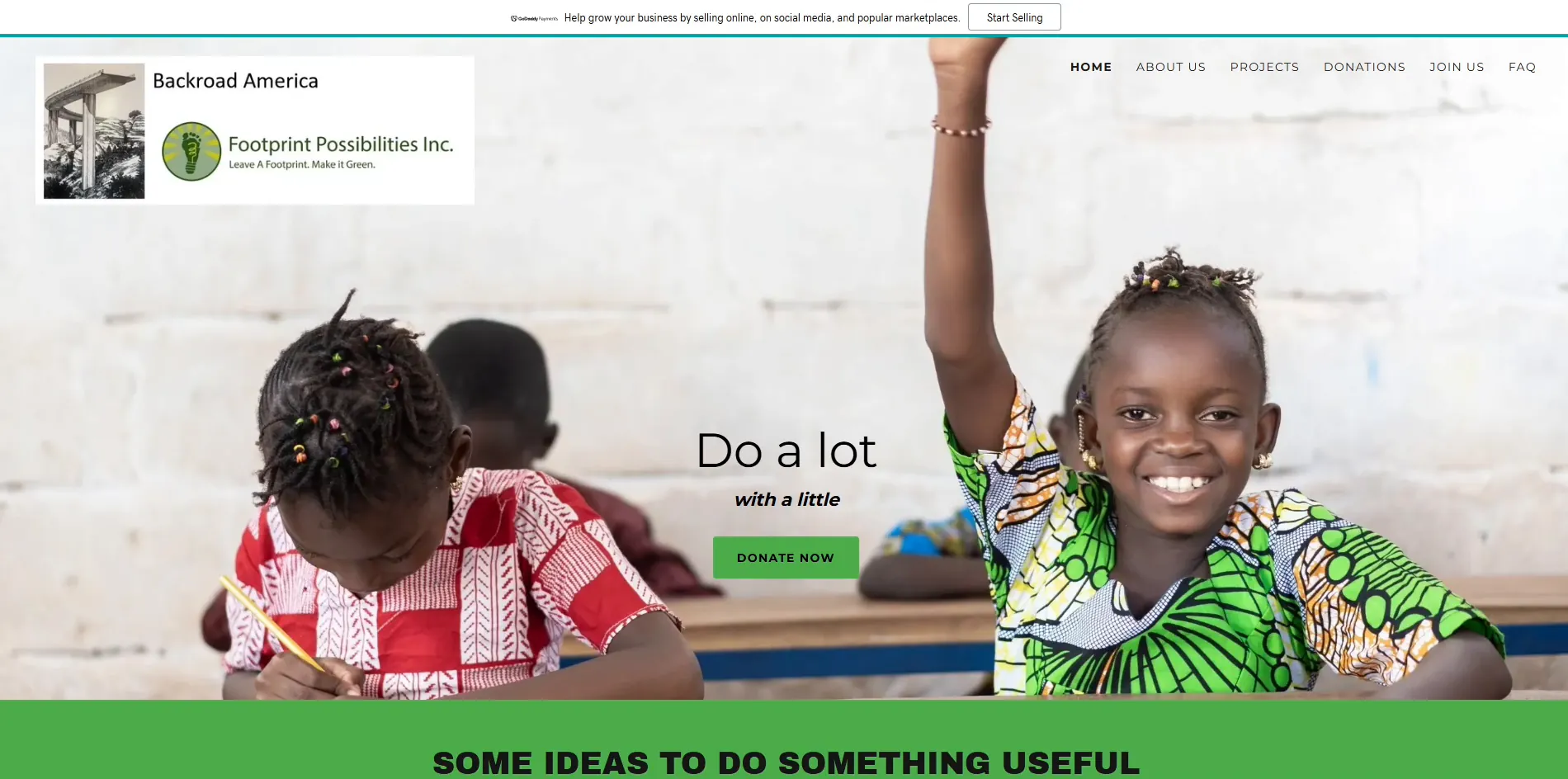 La home del vecchio sito di Footprint Possibilities: “Do a lot with a little” sulla foto di due bambine in classe
