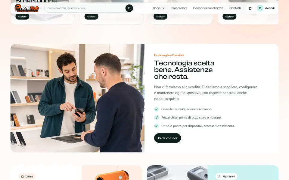 “Tecnologia scelta bene. Assistenza che resta.” con la foto di un commesso che mostra un telefono a un cliente al banco